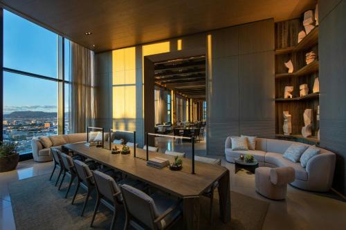 Χώρος καθιστικού στο AC Hotel by Marriott Downtown Los Angeles