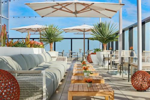 Χώρος καθιστικού στο AC Hotel by Marriott Downtown Los Angeles