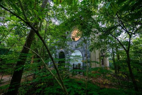 an old building in the middle of the forest at Hotel Herb Garden in Udawalawe