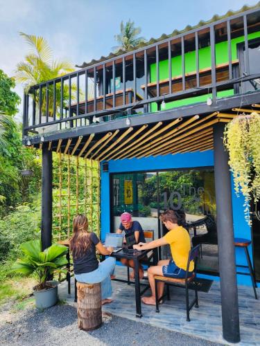 The 10 Club Hostel & Bungalow