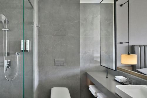 Un baño de Fairfield by Marriott Vadodara