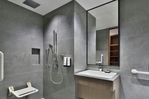 Un baño de Fairfield by Marriott Vadodara