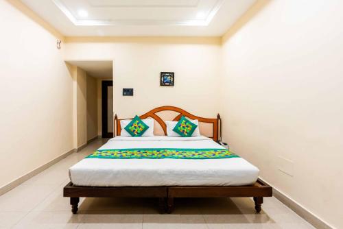 a bedroom with a large bed in a room at Treebo Edge Raipur Railway Station in Raipur