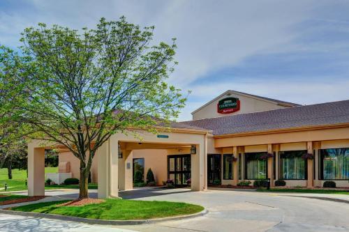 a hotel with a tree in front of a building at Courtyard Des Moines West/Clive in Clive