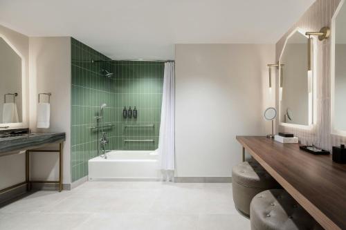 Un baño de Sheraton Fort Worth Downtown Hotel