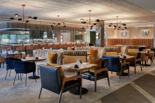 Un restaurante o sitio para comer en Sheraton Fort Worth Downtown Hotel