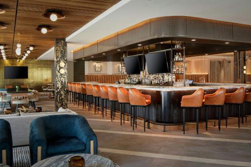 El salón o zona de bar de Sheraton Fort Worth Downtown Hotel