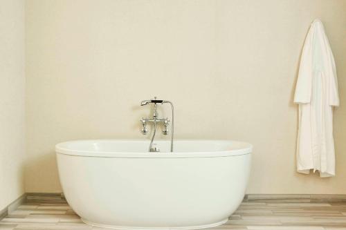Un baño de The Adolphus, Autograph Collection