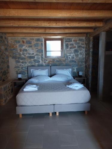 Postel nebo postele na pokoji v ubytování Monodendri Suites