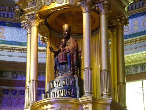 a statue of a man and a woman in a building at Mama Lina in Patti