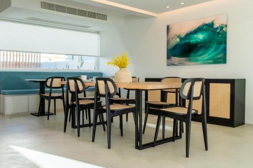 a dining room with a table and chairs at Silveira Bay Lounge Retreat in Angra do Heroísmo