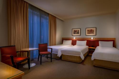 Tempat tidur dalam kamar di BEST WESTERN PLUS Travel Inn