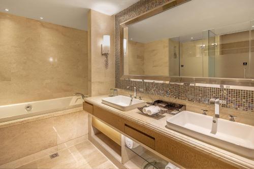 Un baño de Renaissance Chengdu Hotel