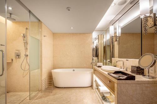 Un baño de Renaissance Chengdu Hotel