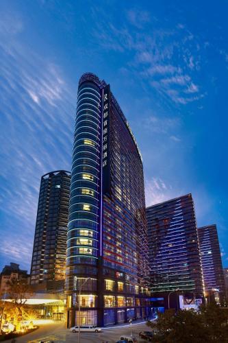 un edificio alto con muchas ventanas en una ciudad en Renaissance Chengdu Hotel, en Chengdú