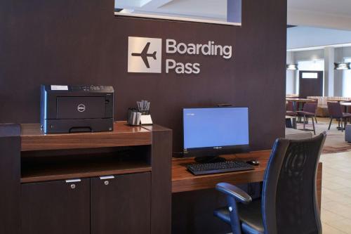 an office with a desk with a computer on it at Courtyard Detroit Metro Airport Romulus in Romulus