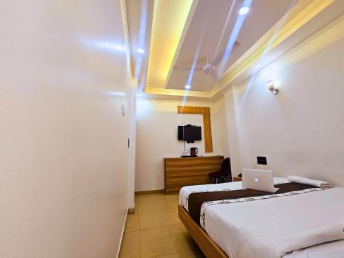Postel nebo postele na pokoji v ubytování Hotel Bala Ji International Pure Veg