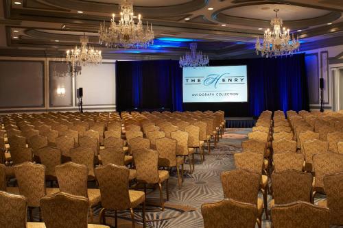 a conference room with chairs and a screen at The Henry, Autograph Collection in Dearborn