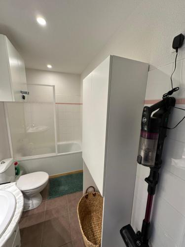 La salle de bains est pourvue de toilettes et d'une caméra murale. dans l'établissement Appart T2 Cosy vue panoramique Lac & Montagnes, aux Angles