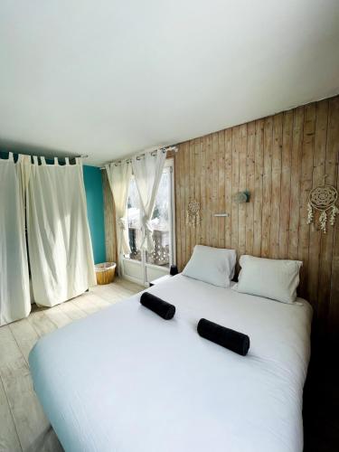 un grand lit blanc dans une chambre avec une fenêtre dans l'établissement La Vouagère - mountain view, aux Gets