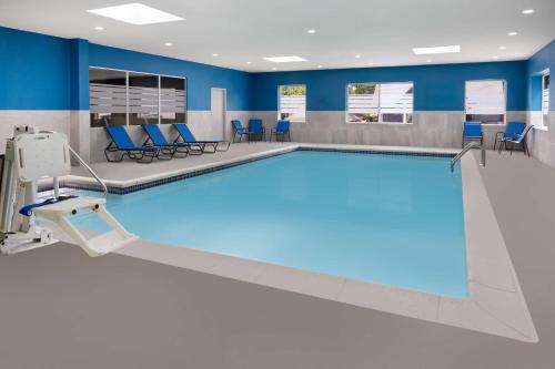 a swimming pool in a hospital room with blue chairs at Hampton Inn & Suites Hershey in Hershey