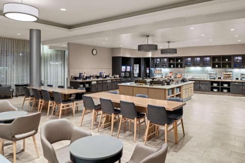 Un restaurante con mesas y sillas y una cafetería. en Homewood Suites by Hilton Anaheim Conv Ctr/Disneyland Main, en Anaheim