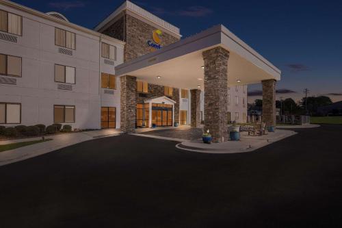 a building with a parking lot in front of it at Comfort Suites Cullman I-65 Exit 310 in Cullman