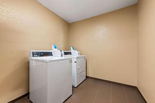 a small laundry room with a washer and dryer at Comfort Suites Cullman I-65 Exit 310 in Cullman