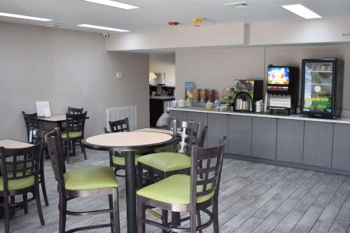 Ο χώρος του lounge ή του μπαρ στο Quality Inn Scottsboro US-72-Lake Guntersville Area