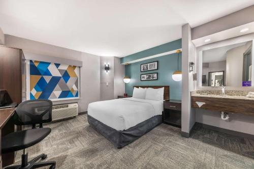une chambre d'hôtel avec un lit et une salle de bain dans l'établissement Sleep Inn Miami Airport, à Miami