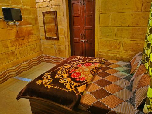 una camera da letto con un letto coperto di Jaisalmer Rosu Safari a Jaisalmer