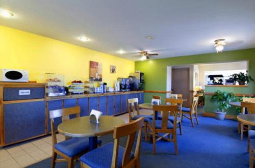 A restaurant or other place to eat at Americas Best Value Inn - Garden City