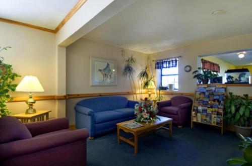 A seating area at Americas Best Value Inn - Garden City