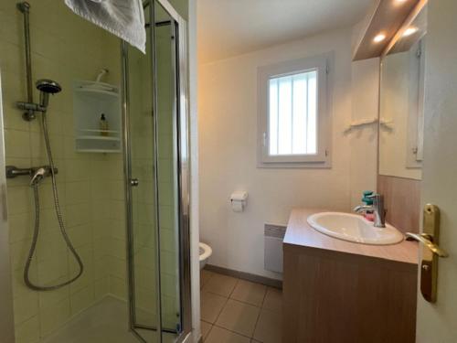 a bathroom with a shower and a sink at Maison lumineuse au calme, pres mer in Le Château-dʼOléron