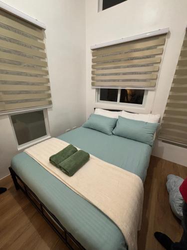 En eller flere senge i et værelse på Davao Airport Holiday home- ALPA Rentals