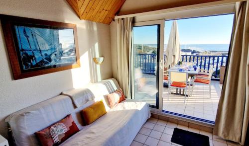 d'un salon avec un canapé et un balcon. dans l'établissement 