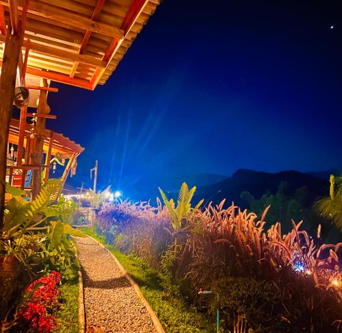 Κήπος έξω από το Rakkhao Inthanon Homestay and Camping