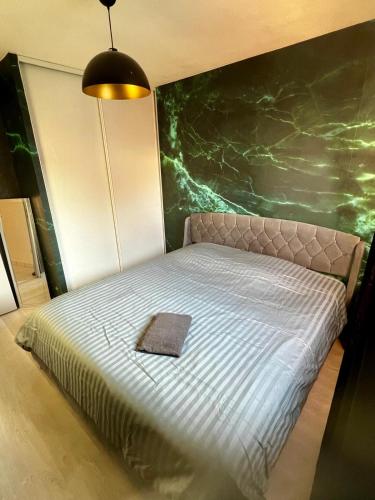 une chambre avec un lit avec une serviette dessus dans l'établissement Appartement Calme, à Morsbach