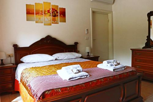 a bedroom with a bed with towels on it at JO & NA in Lanciano