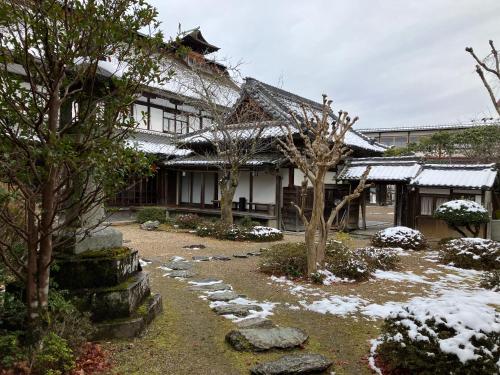 a building with a garden in front of it at Chikurinin Gunpoen in Yoshino