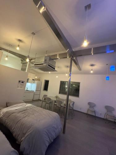 岡山市にあるI FINK a HOUSEのベッドとテーブルと椅子のある寝室