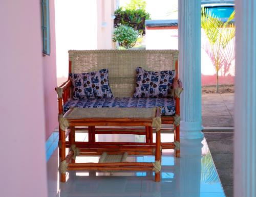 una panchina sul portico di una casa di Homely Lodge And Apartments a Lilongwe