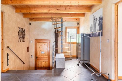 une chambre avec un escalier et une porte dans un bâtiment dans l'établissement Grand appartement La Grangeat, à Magland