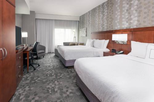 Postel nebo postele na pokoji v ubytování Courtyard by Marriott Buffalo Airport