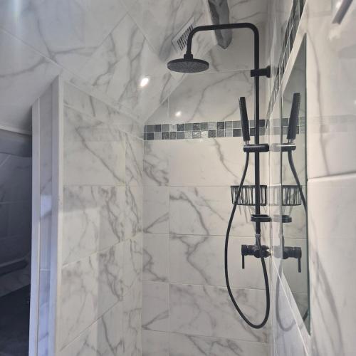 La salle de bains est pourvue d'une douche en marbre blanc. dans l'établissement maison 6 7 p avec piscine, à Les Sables-dʼOlonne