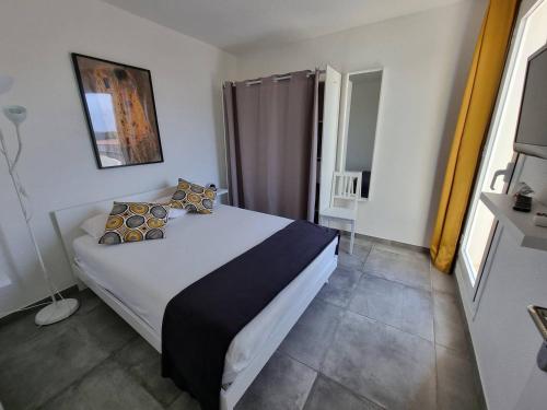 une chambre avec un grand lit dans une pièce dans l'établissement Superbe appartement entièrement rénové 4EST211, au Barcarès