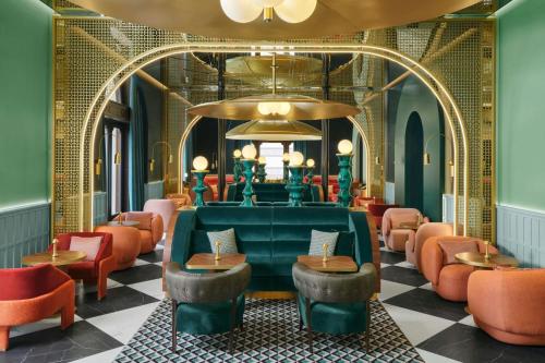 a salon at the mandarin oriental hotel in singapore at W Budapest in Budapest
