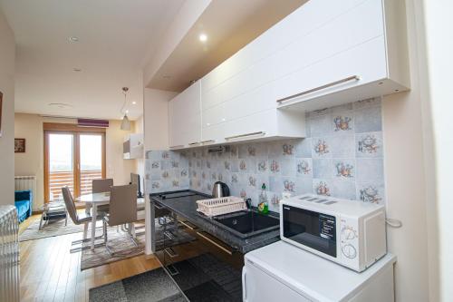 Η κουζίνα ή μικρή κουζίνα στο Luxury Kalman Centar Apartman
