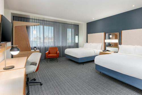 Postel nebo postele na pokoji v ubytování Courtyard by Marriott Buffalo Downtown/Canalside