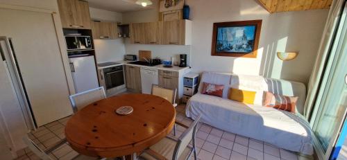 - une petite cuisine avec une table et un lit dans l'établissement 